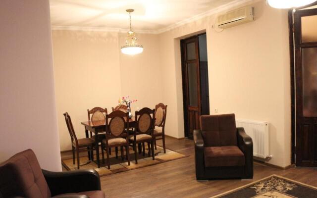 Loria Street #8 Kvartira #4