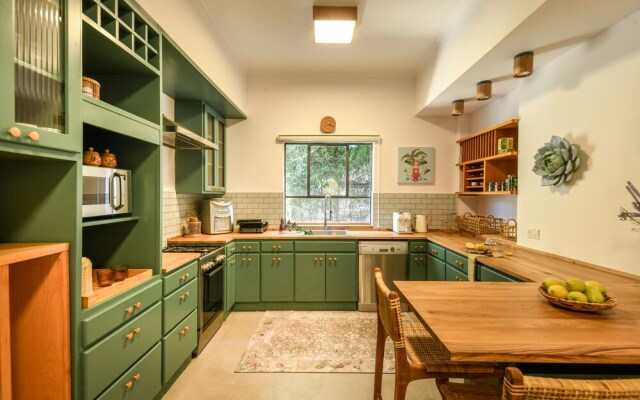 Charming 2BR Apt w a Breathtaking Patio