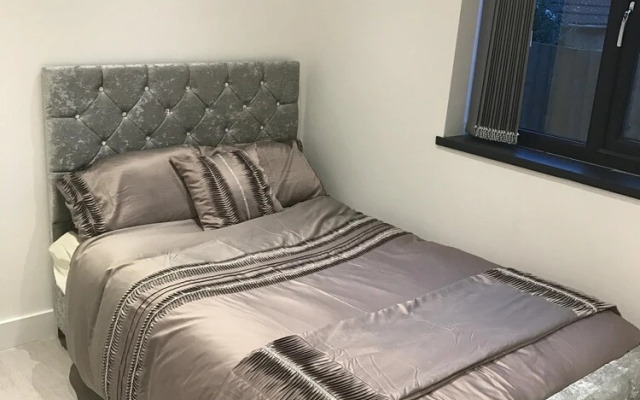 Charming 2-bed Flat in Swansea