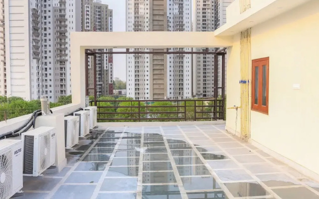 Oyo 14729 Noida Sky
