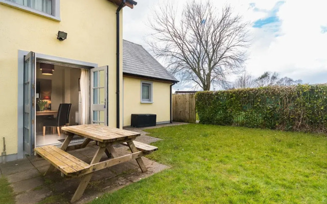 4 Bedroom pet Friendly Home With Pool Access