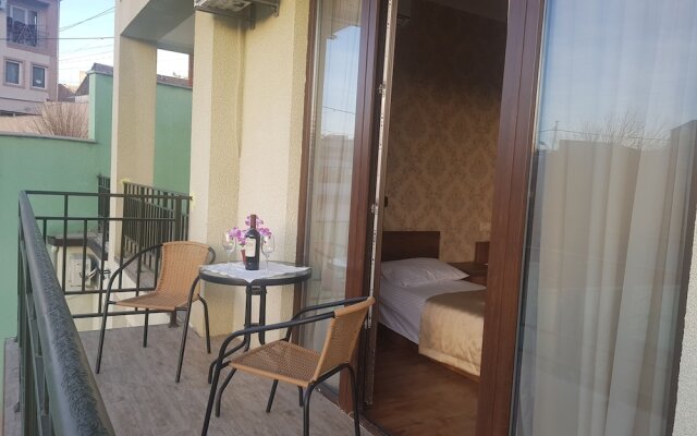 Gold Line Hotel