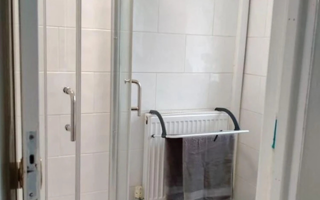 Spacious 3bed House in Walsall With Parking Onsite