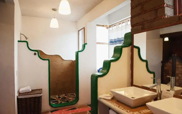 Paradise Hotel Boutique & Lounge
