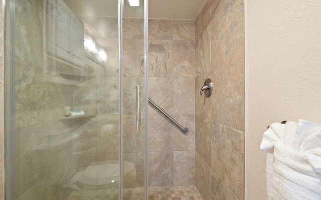 Kona Reef F2 Charming Oceanfront Condo for 4!