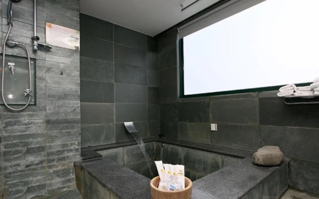 Chuan Shiang Hot Spring Hostel