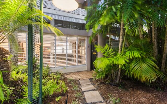 Luxury Pool Side Apartment in Beachfront Resort