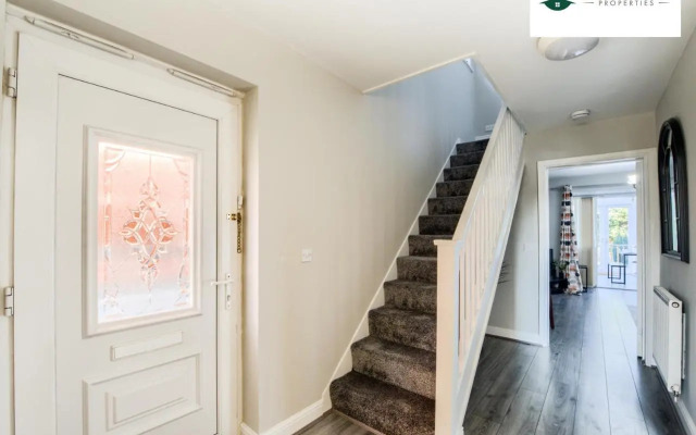 Lavish 3BR House w/ Garden - OSB