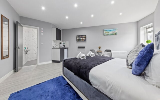 Serviced Ensuite Room Feltham Heathrow London Tw13