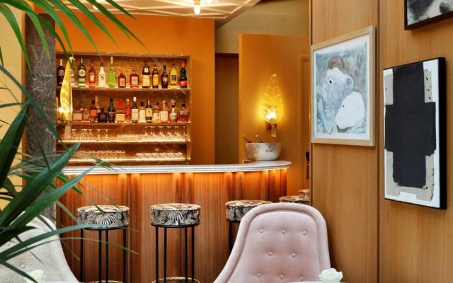 Le Belgrand Hotel Paris Champs Elysees, Tapestry by Hilton