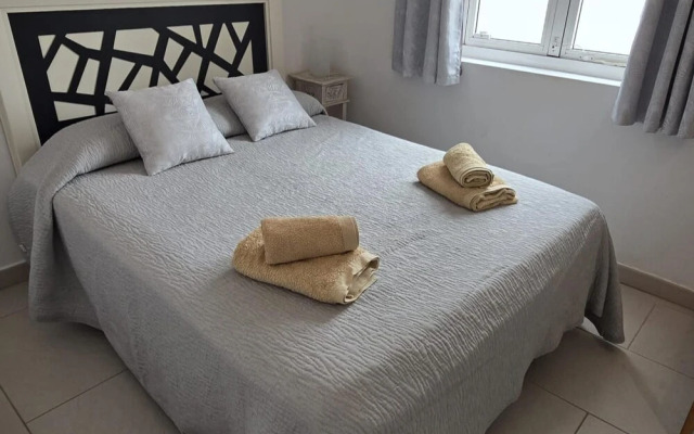 3 Bed Villa - Sleeps 6 - Private Pool - Hot Tub- Parking - Wifi