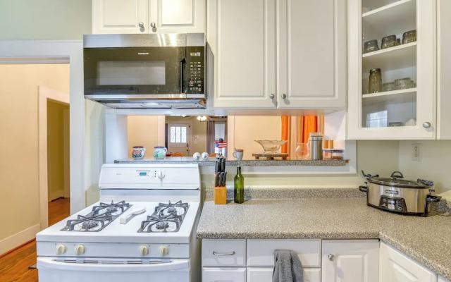~ Half-mi to Galveston Seawall: Apartment w/ Deck!