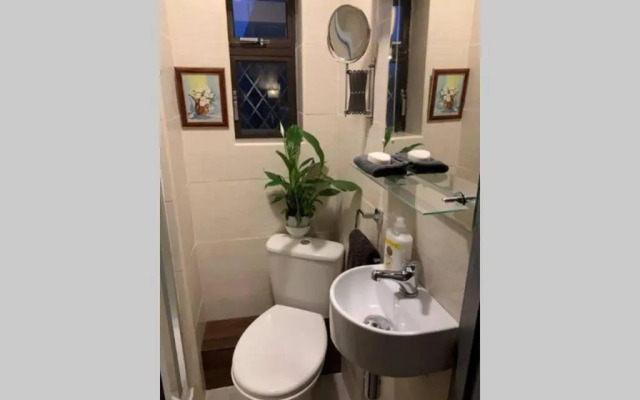 Upstairs Studio - Private kitchenette and Small en-suite