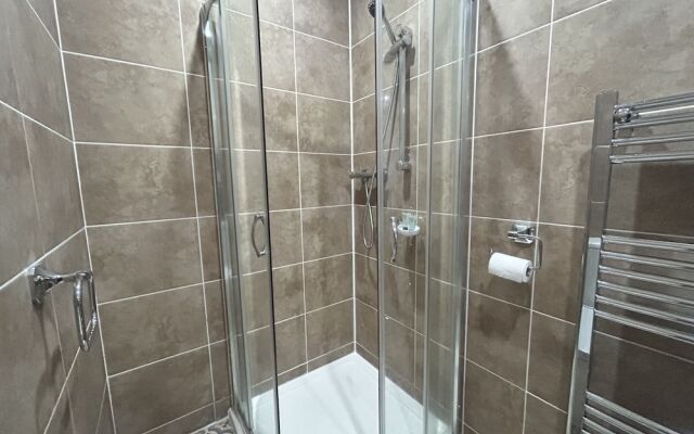 Private Luxury Apartment - Free Parking & Wi-fi