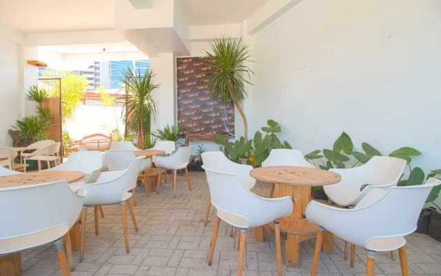 OYO 778 Fat J Apartelle