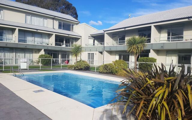 300 Lake Terrace C4