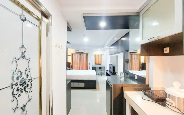 Homey And Warm Studio Apartment At Mansyur Residence
