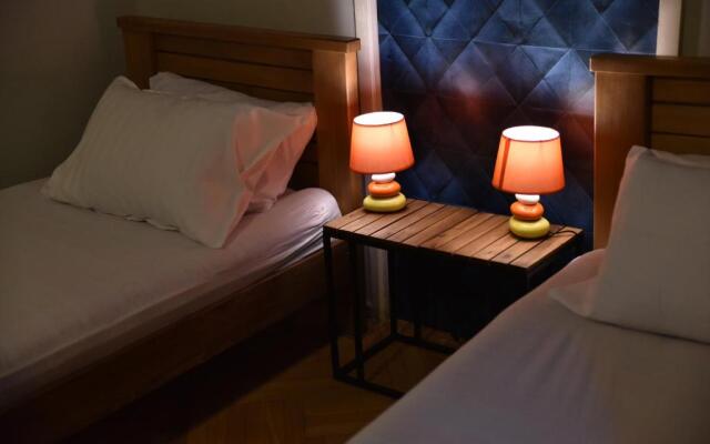 3 BD App with cozy Garden