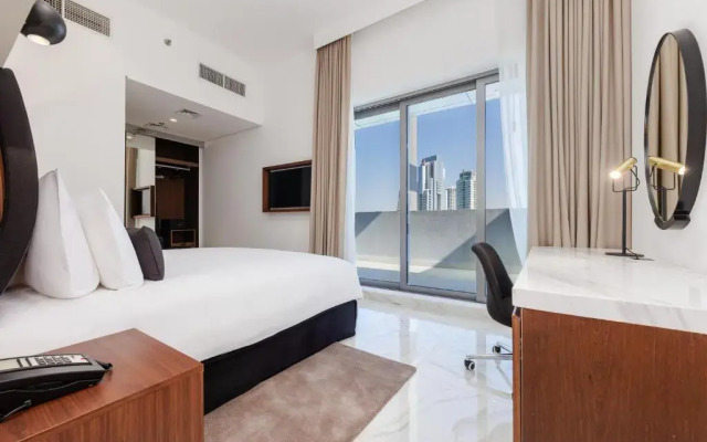 Отель Holiday Inn Dubai Village Circle