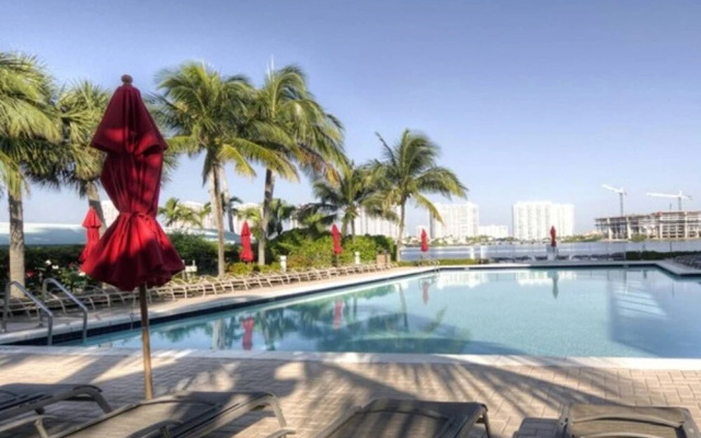 Marina Bay Club