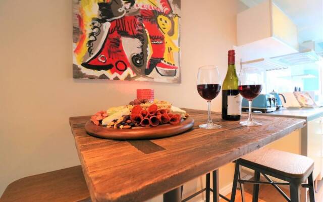 Spacious Central City Apartment with Parking