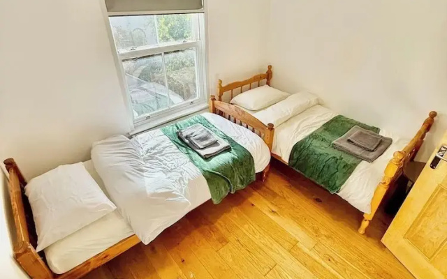 2 Bed House - Sleeps 4 - Parking - Wifi
