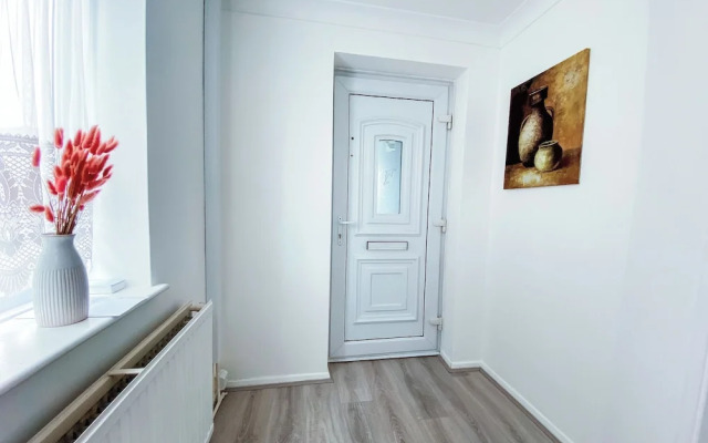 3br-sleeps5-parking-neartrainstation