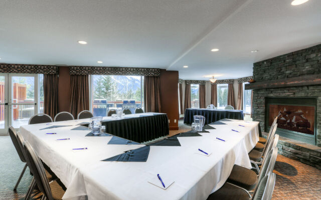 Falcon Crest Lodge by CLIQUE