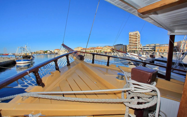 Rhythm Floating Hostel - Zadar