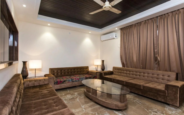 OYO 15800 Jaanie's Residency