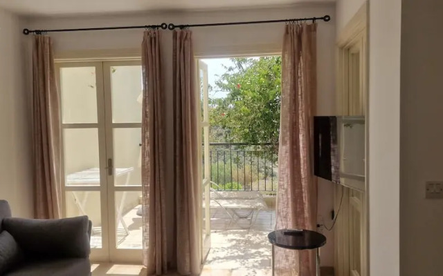J1 Holiday House Adjacent to Aphrodite Hills