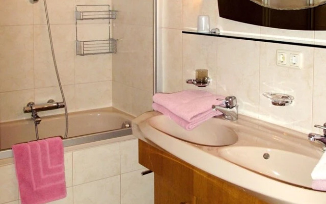 Burg Biedenegg mit Schlosscaf Flie