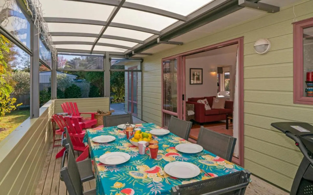 Carefree at Cooks - Cooks Beach Bach