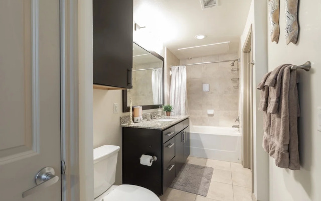 Luxurious & Cozy Midtown Texas Condo