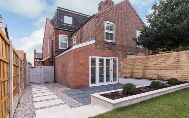 Enfield House - Charming, Modern and Light 4bed
