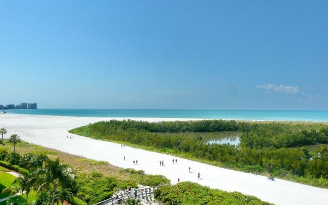 Inviting Condo on Beach With Pool and Tennis Courts