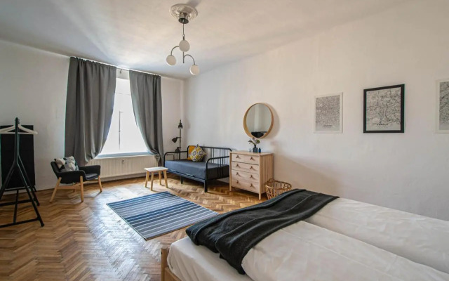 Super Central Billiard and Darts Big Apartment