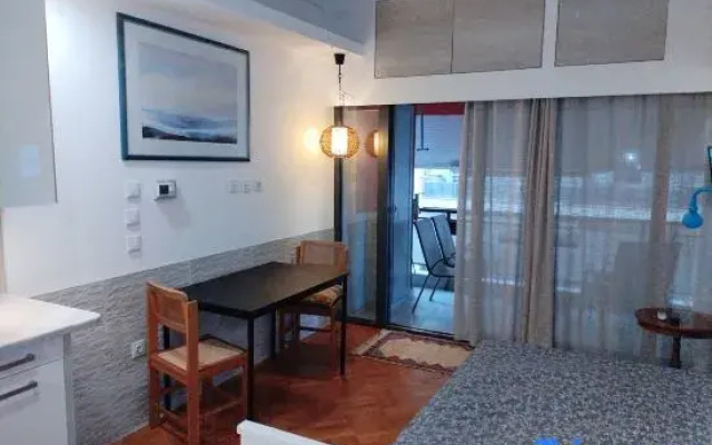 Seafront Apartment with Sea View YR11