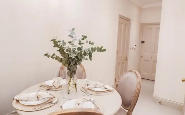 Beautiful Kensington Garden Apartment