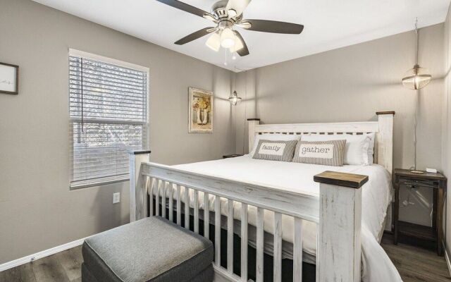 Ozark Overlook - Private Patio & Minutes to Attractions