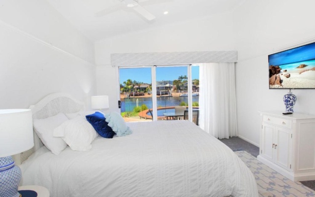 Outstanding Waterfront Hamptons Style 5 Bedroom Luxurious Home with Air Conditioning Pool and Pontoon -Bring your own boat – Guest Rooms – Minyama