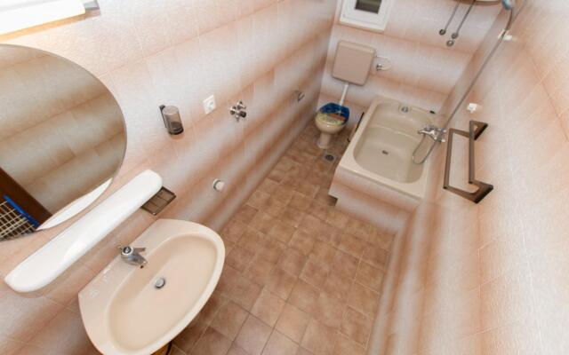 Miljko - A10(4+1) in Brela