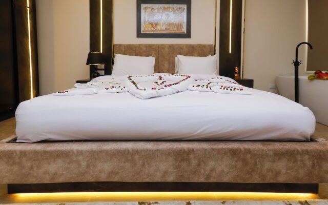 Crowne pyramids palace