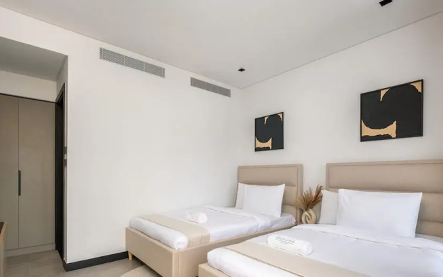 Luxurious 2BR w/ Waterfront and Burj Khalifa View