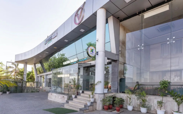 Treebo Premium Vinnie - Near Airport