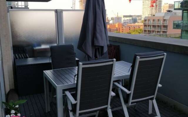 Renovated Downtown Toronto Apartment With Balcony