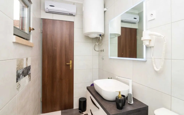 Villa Nives - Three-bedroom Villa With Terrace and Sea View