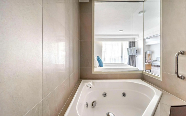 Novotel Cairns Oasis Resort
