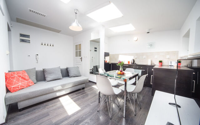 FriendHouse Apartments