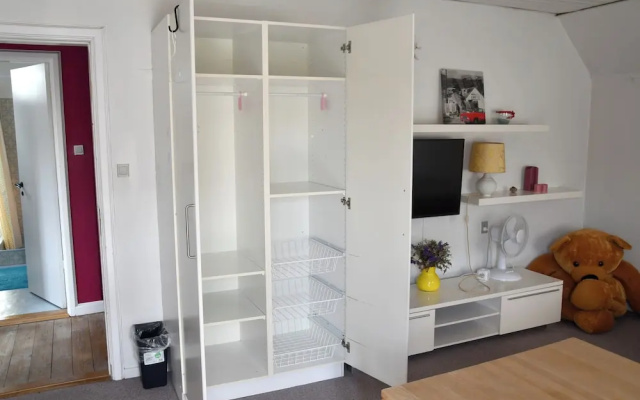 Lovely Town Apartment - Sleeps 5, Parking & Garden